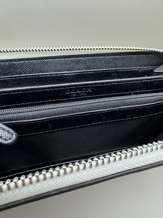 Coach x Peanuts Snoopy Accordion Zip Leather Wallet - Picture 9 of 9